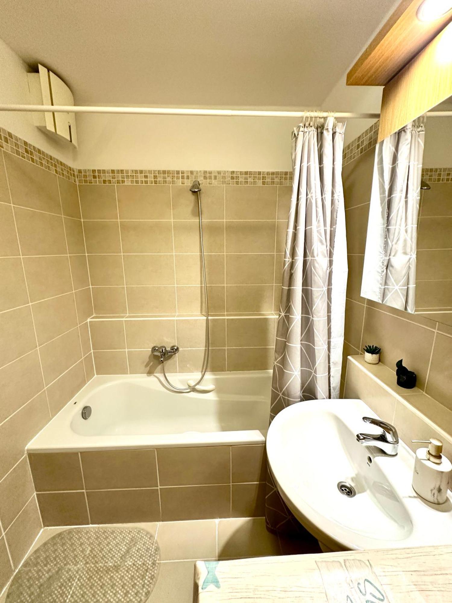 Central Apartment With Balcony Budapest Ngoại thất bức ảnh
